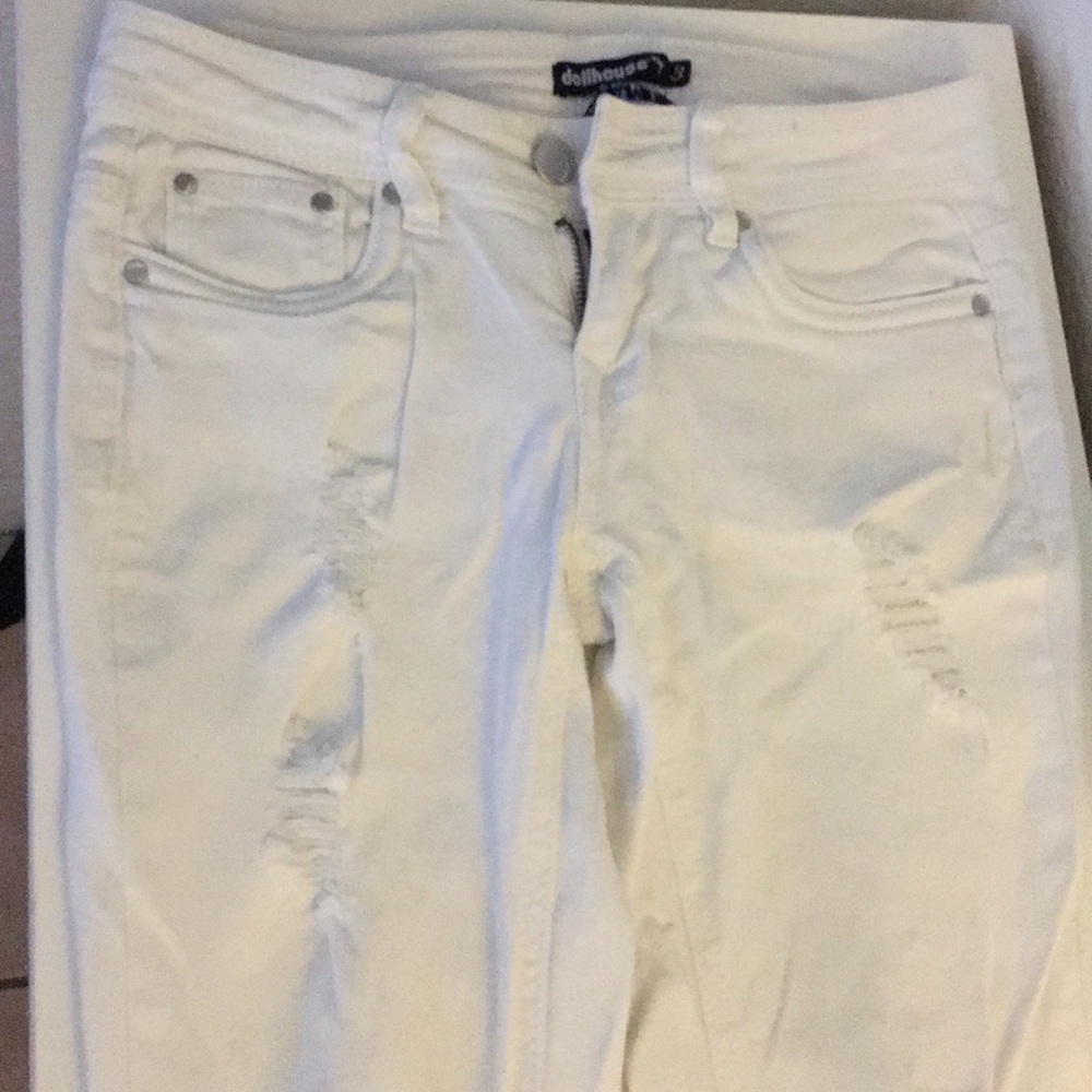 Whit ripped pants